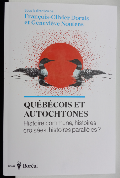 La couverture du livre mentionné dans le texte du message. Sur fond blanc et avec du texte en bleu pâle et noir, elle comprend deux huards face à face devant un soleil rouge.