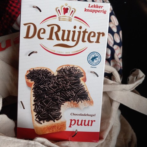 A white cardboard box with a picture of a bitten piece of toast covered in chocolate sprinkles.

De Ruijter
Chocoladehagel puir