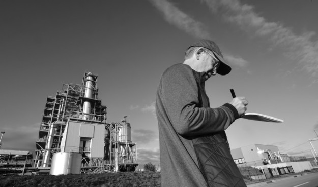 en Parfitt taking notes outside a new pellet-burning thermal electricity plant in Japan
north of the city of Sendai. Photo: Conservation North.

The image is monochrome. Ben is in the foreground.