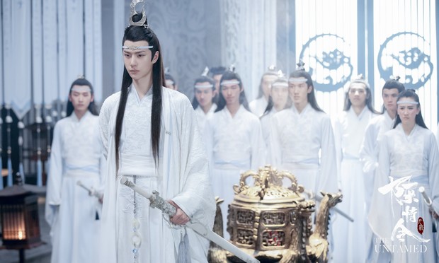 Lan Wangji standing in front of several Lan disciples, all in white robes