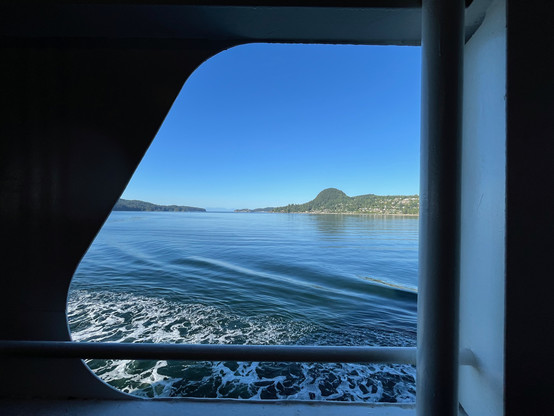 Costa rocosa vista através de la ventanilla del trasbordador