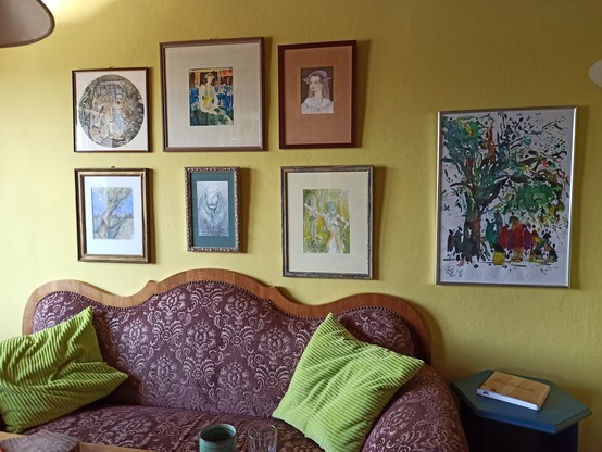 Altes Sofa und Bilder an der Wand