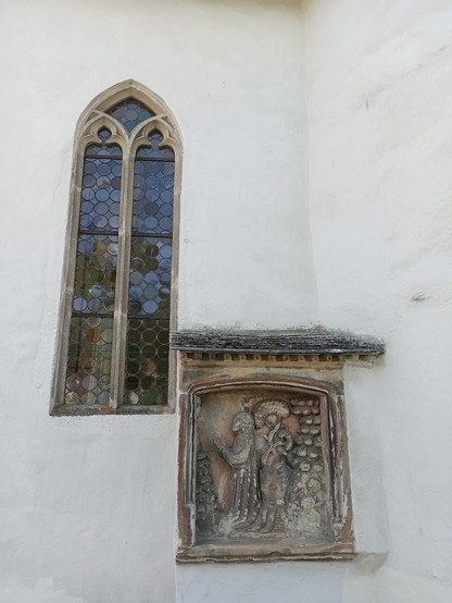 Detail des Chors von außen, Fenster und Relief