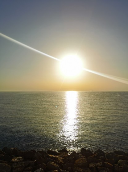 Sale el sol sobre el mar con un halo curioso