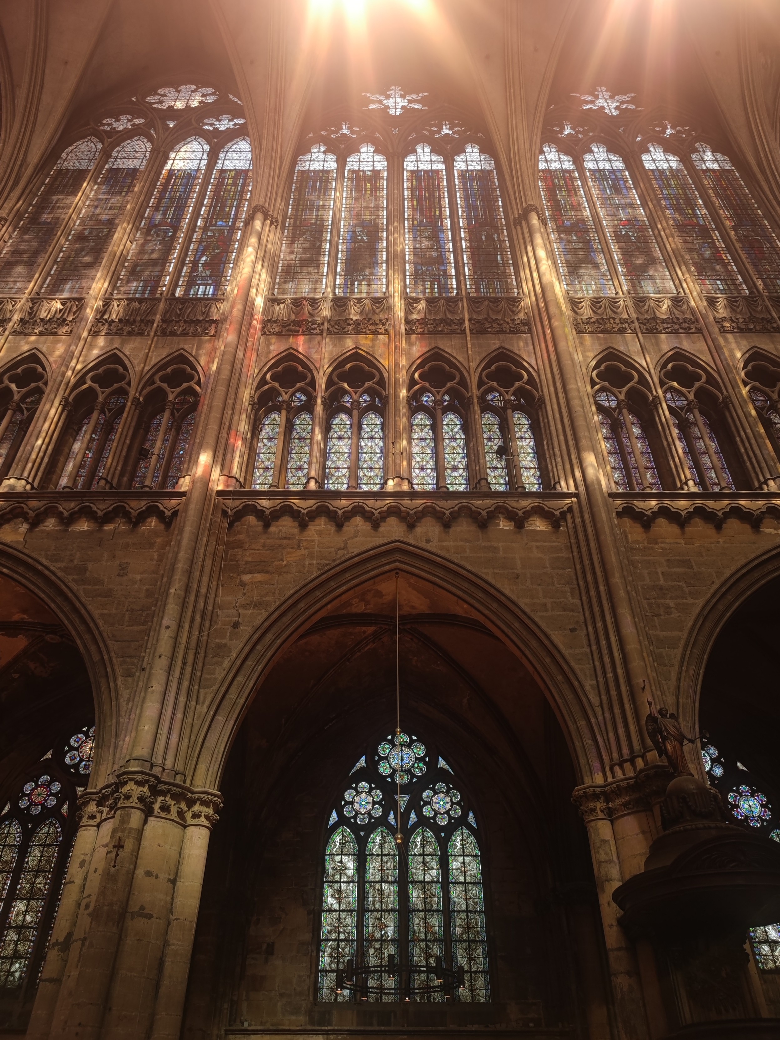 Vue sur les vitraux des chapelles, le triforium ajouré et les vitraux de la cathédrale (un peu pollués) Vue sur les vitraux des chapelles, le triforium ajouré et les vitraux de la cathédrale (un peu pollués)