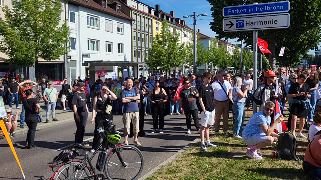 Schwenk über eine bunte Menschenmenge, sie skandieren "Alle zusammen gegen den Faschismus"