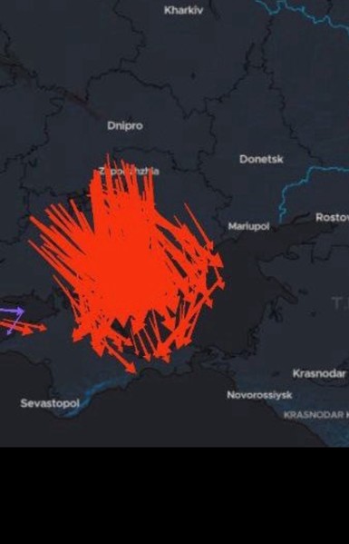 Drohnenkarte über der Krim, jede Drohne ist ein roter Pfeil. Es sind so viele rote Pfeile, daß ein großer roter Fleck entsteht.